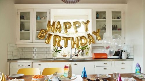 Родители устроили вечеринку по случаю дня рождения, но забыли пригласить именинника