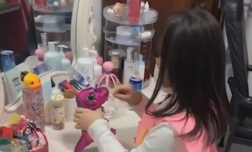 Маленькая хозяйка не поленилась сделать всем своим игрушкам тест на коронавирус