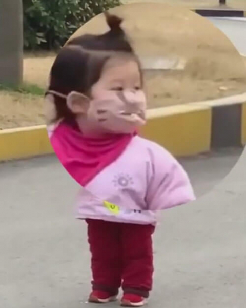 Из-за маски на лице девочка не смогла насладиться печеньем