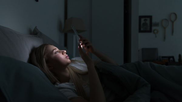 «Запирайте на ключ»: эксперты рассказали, как перестать пользоваться гаджетами перед сном