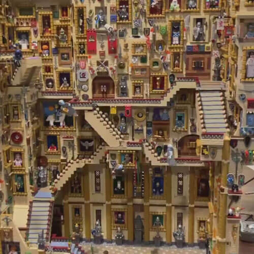 В школе волшебства, сделанной из «LEGO», не забыты даже движущиеся лестницы