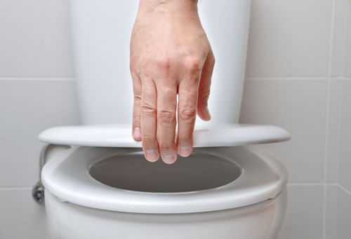 Женщина заставляет своего партнёра мыть ноги после посещения туалета
