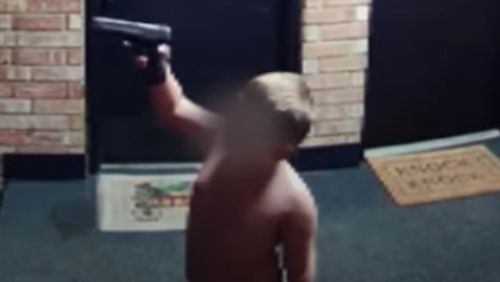 Папу арестовали за то, что он позволил маленькому сыну играть с пистолетом