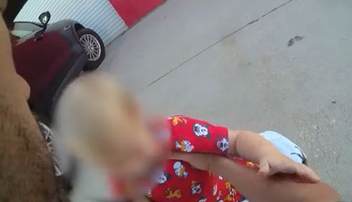 Преступник угнал машину вместе с сидевшим в ней ребёнком, а после высадил малыша на обочине