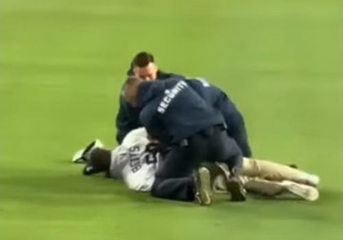 Охранники скрутили мужчину, сделавшего девушке предложение во время бейсбольного матча