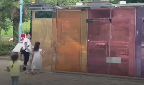 На улицах Токио появляются «умные» общественные туалеты с прозрачными стенами