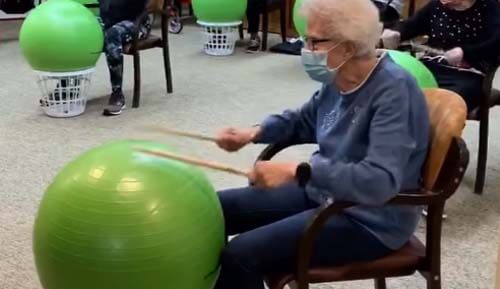 Барабаны, сделанные из гимнастических мячей, стали отличным развлечением для пожилых