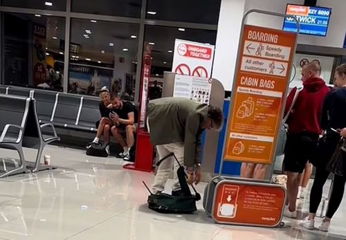 Авиапассажир разломал свой чемодан, чтобы уменьшить размер багажа
