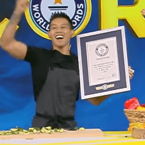 Завязав глаза, шеф-повар быстро нарезал огурец и стал мировым рекордсменом