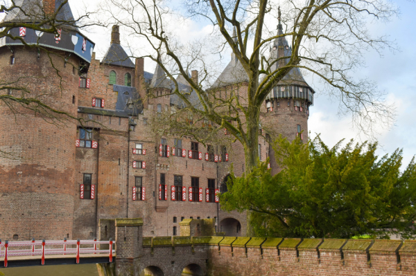 Тайны замка Де Хаар: что скрывает поместье, построенное на деньги Ротшильдов?