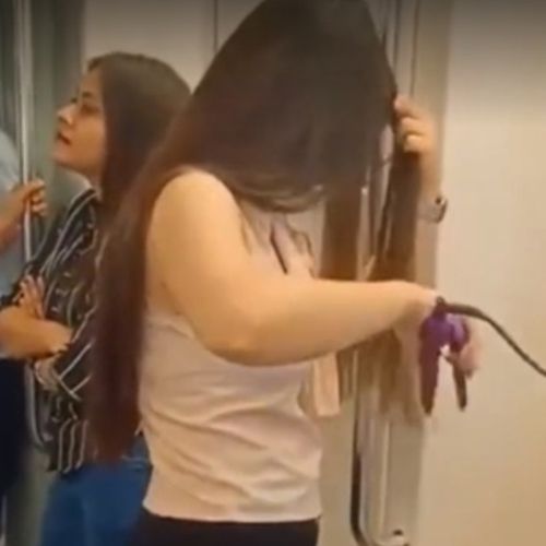 Пассажирка воспользовалась розеткой в вагоне метро, чтобы уложить волосы