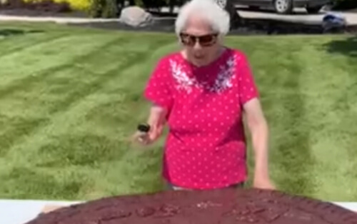 Бабушка с внуком испекли гигантское печенье