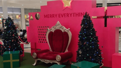 Праздничная фотозона в торговом центре возмутила людей отсутствием названия праздника