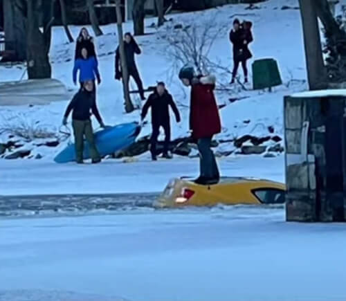 Утопив машину в замёрзшей реке, автомобилистка сделала селфи на память