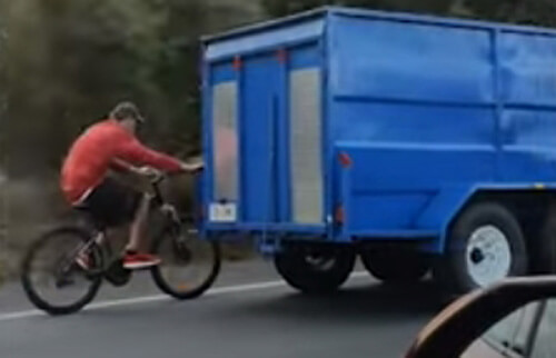 Велосипедист додумался, как можно ускорить своё транспортное средство