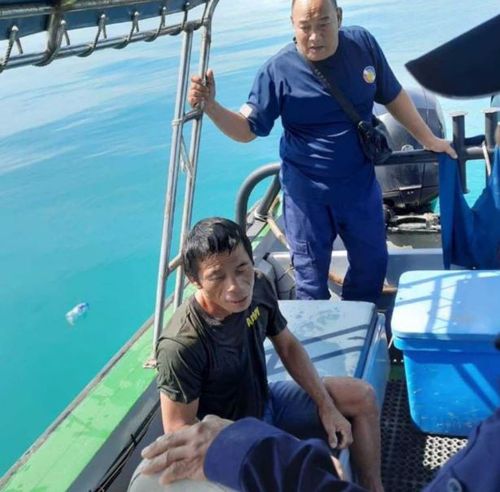 Пропавший рыбак, цеплявшийся за пластиковую бочку, нашёлся посреди океана