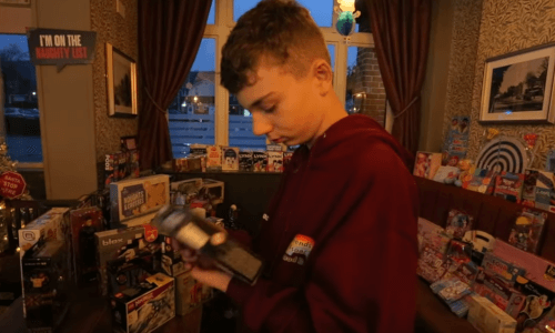 Мальчик, открывший несколько продовольственных банков, начал раздавать бесплатные подарки к Рождеству