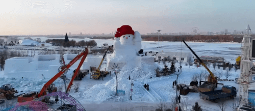В парке появился 20-метровый снеговик
