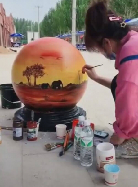 Каменные шары на улицах стали для художницы источником вдохновения
