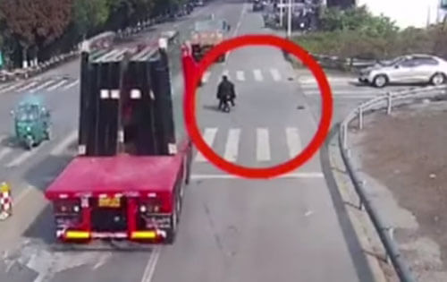 В результате шокирующего ДТП мужчину на скутере завалило стеклом