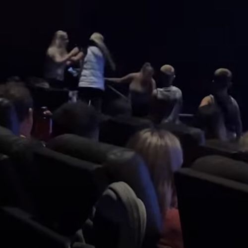 Придя в кино на популярный фильм, две зрительницы подрались