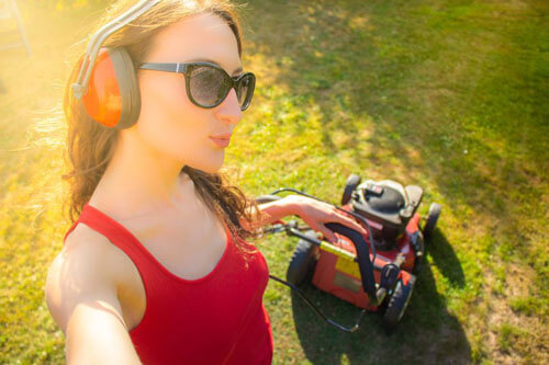 Женщина, которая косит газон утром, вызвала одобрение далеко не у всех