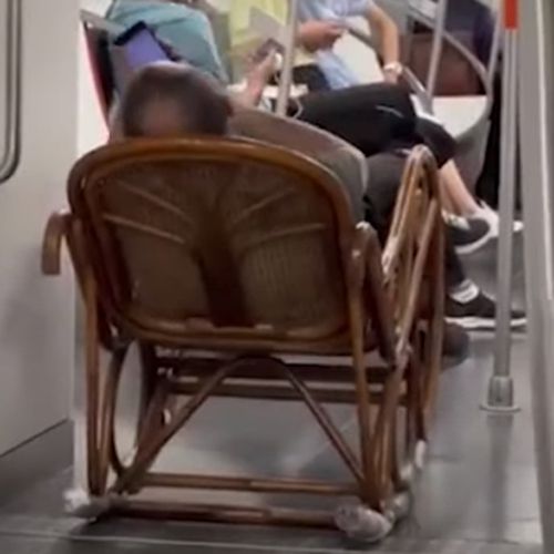Ради дополнительного комфорта пассажир метро взял с собой кресло-качалку