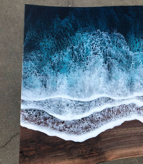Стол, омываемый морскими волнами, получился невероятным
