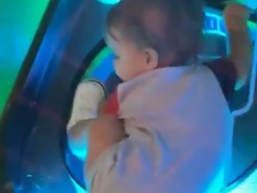 Непослушный малыш не слишком жаждал выходить из игрового автомата