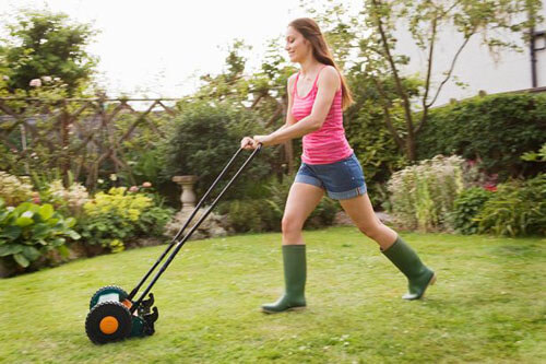 Женщина, которая косит газон утром, вызвала одобрение далеко не у всех