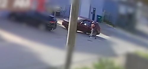 Преступник угнал машину вместе с сидевшим в ней ребёнком, а после высадил малыша на обочине