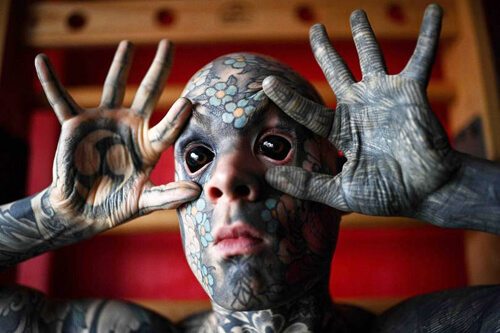 «Самому ужасающему» татуированному преподавателю запретили обучать маленьких детей