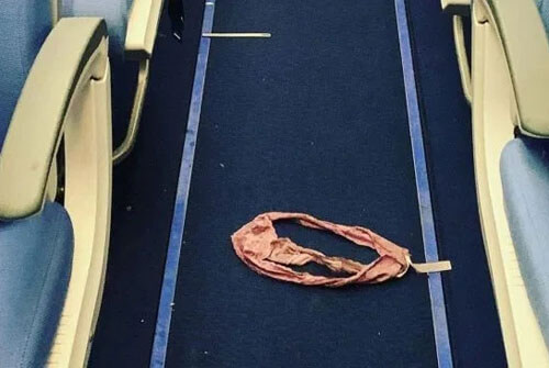 Незнакомка потеряла в самолёте своё грязное нижнее бельё