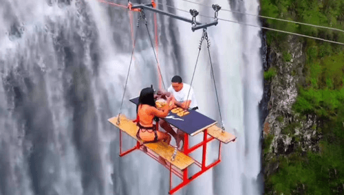 Любители острых ощущений могут устроить пикник, зависнув над водопадом