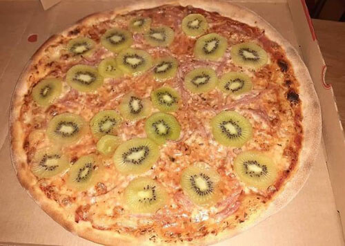 Пицца, украшенная кусочками киви, вызвала бурную дискуссию в соцсетях